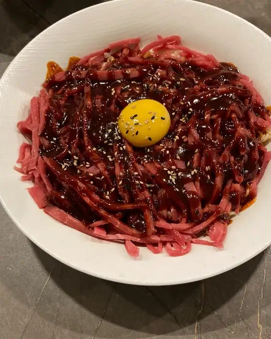 신선한 육회와 계란 노른자가 올라간 도깨비집 육회