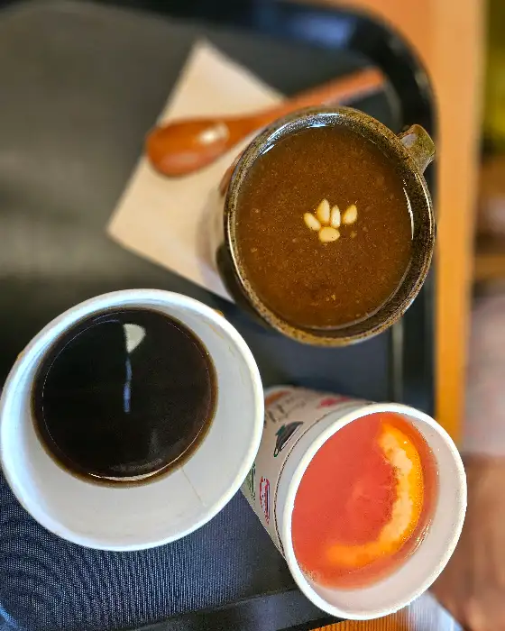 카페 소나무의 아메리카노, 수제차, 그리고 빵