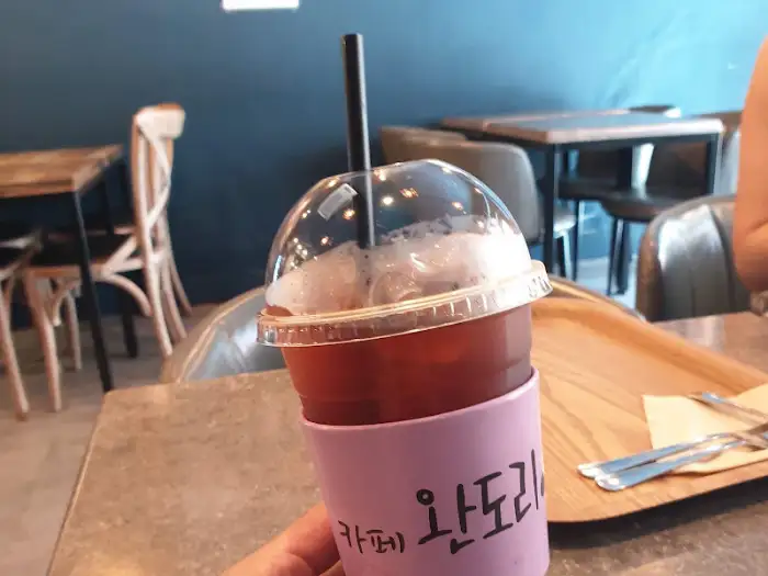 카페 완도리의 시그니처 로고가 새겨진 컵