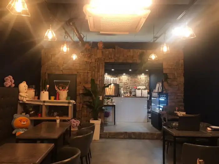 카페 완도리 내부의 편안한 분위기