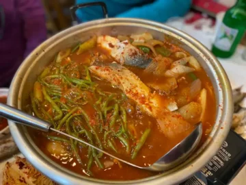 김치와 함께 나온 푸짐한 병어조림