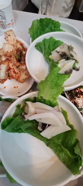 상추쌈에 싸 먹을 준비를 한 병어와 쌈 채소