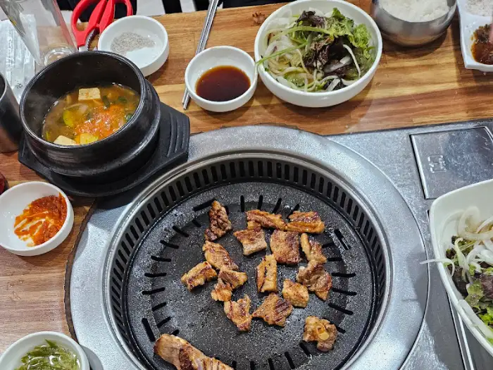 참숯골 돼지갈비와 곁들임찬, 찌개가 준비된 상차림