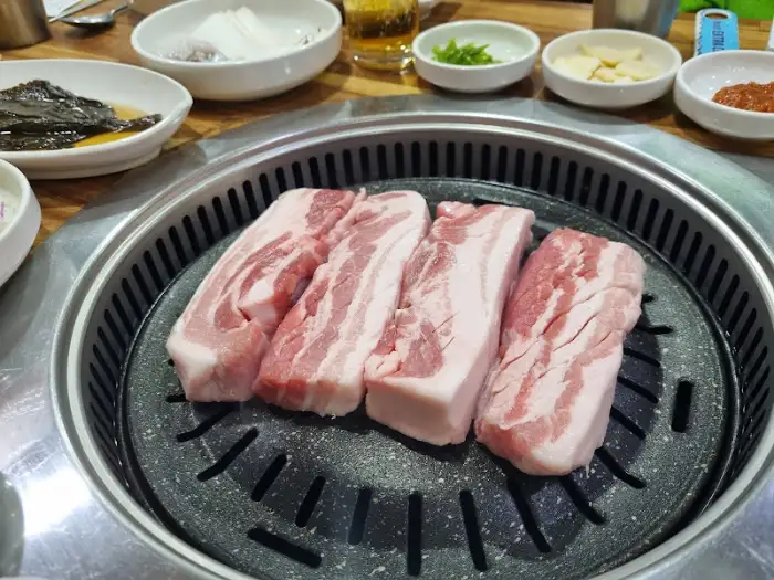 참숯골의 돼지갈비가 불판 위에서 맛있게 구워지는 모습