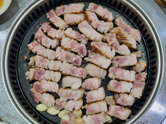 참숯골의 신선한 삼겹살 덩어리 모습