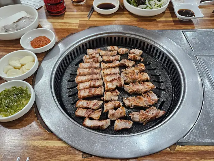 참숯골 삼겹살이 먹음직스럽게 구워지고 있는 모습