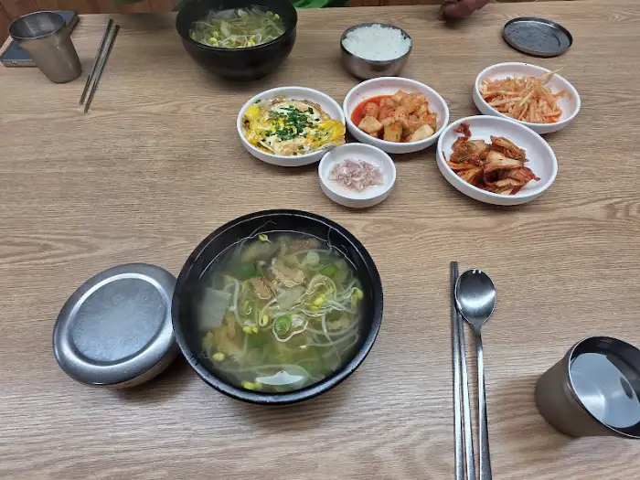 맑고 시원한 황태해장국 한 그릇과 정갈한 반찬들