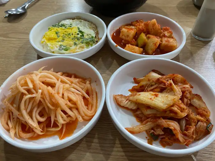 찬찬찬해장국의 다양한 반찬들