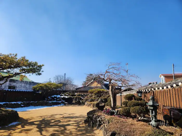 한정당의 겨울 정원 풍경