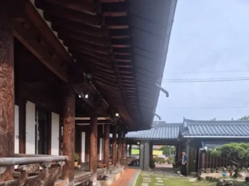 순창 한정당의 고즈넉한 한옥 처마와 기둥