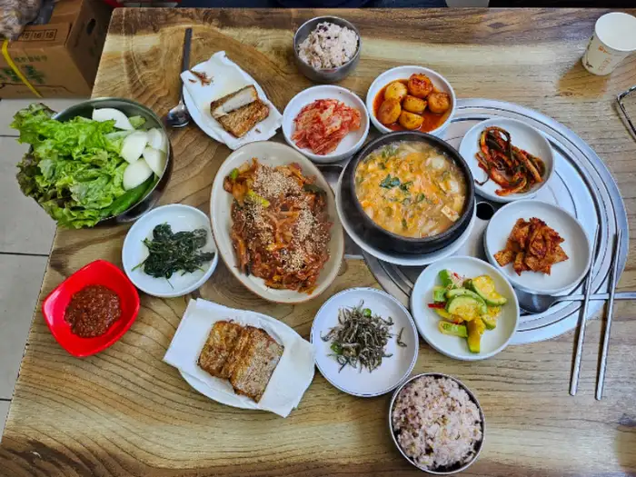 창녕 미소맛집의 푸짐한 한 상 차림, 돼지두루치기와 다채로운 반찬들