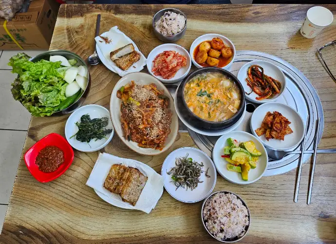 미소맛집 돼지두루치기의 먹음직스러운 비주얼과 양념