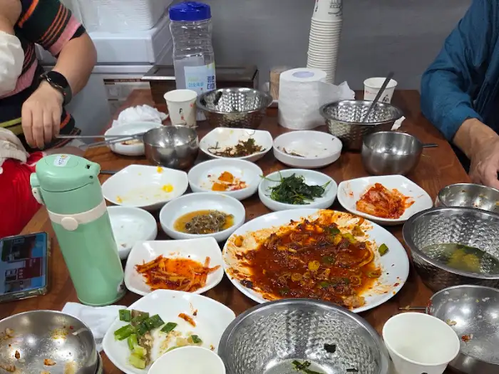 미소맛집 식사 후의 테이블 풍경, 남은 음식과 식기들