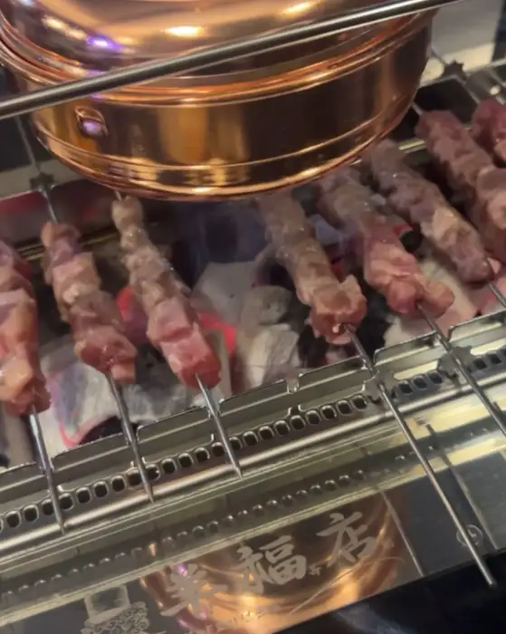 양복점 신당점의 숯불 화로와 양꼬치
