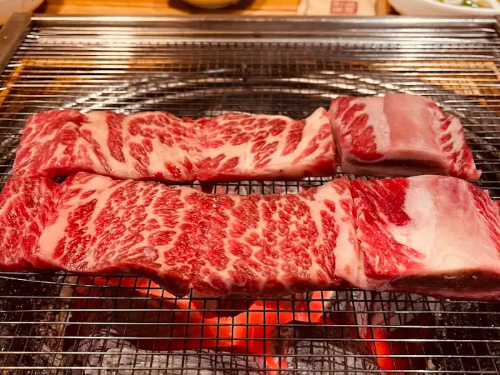 숯불 위에서 구워지고 있는 이동정원갈비의 두툼한 갈빗대