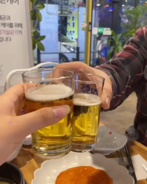 시원하게 맥주잔을 부딪히는 모습