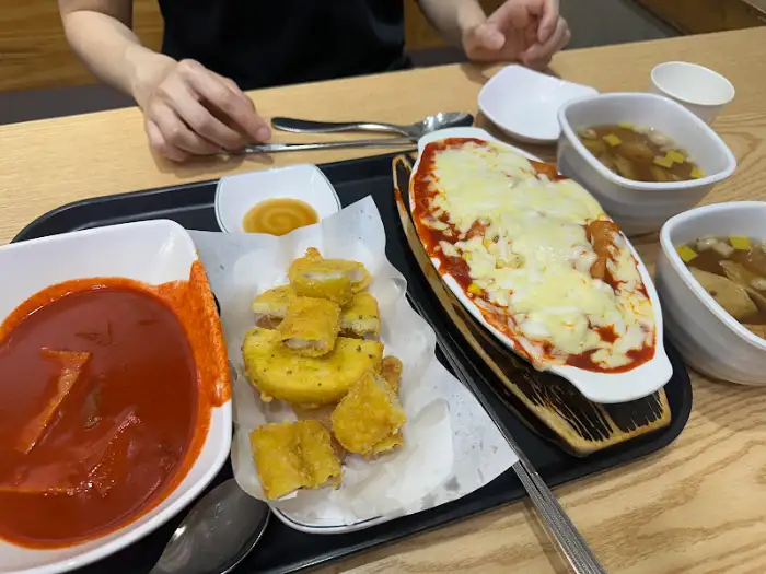 치즈가 듬뿍 올라간 쪼매매운떡볶이의 치즈오븐 떡볶이