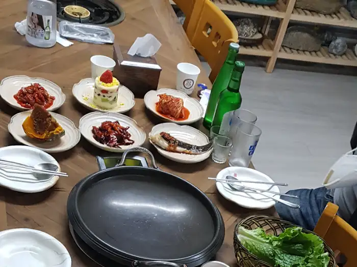 청둥오리랑닭이랑의 테이블에 놓인 술병과 컵, 그리고 식기류