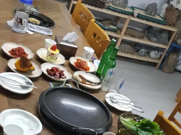 청둥오리랑닭이랑 테이블에 정갈하게 차려진 여러 반찬과 메인 메뉴