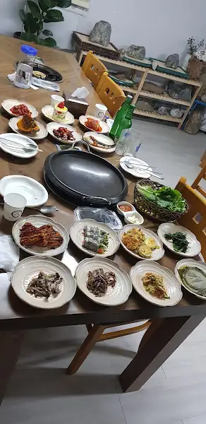 청둥오리랑닭이랑의 다양한 반찬들이 푸짐하게 담겨 나온 모습