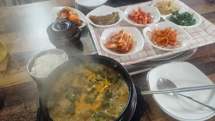 청둥오리랑닭이랑의 탕과 여러 반찬들이 함께 나온 모습