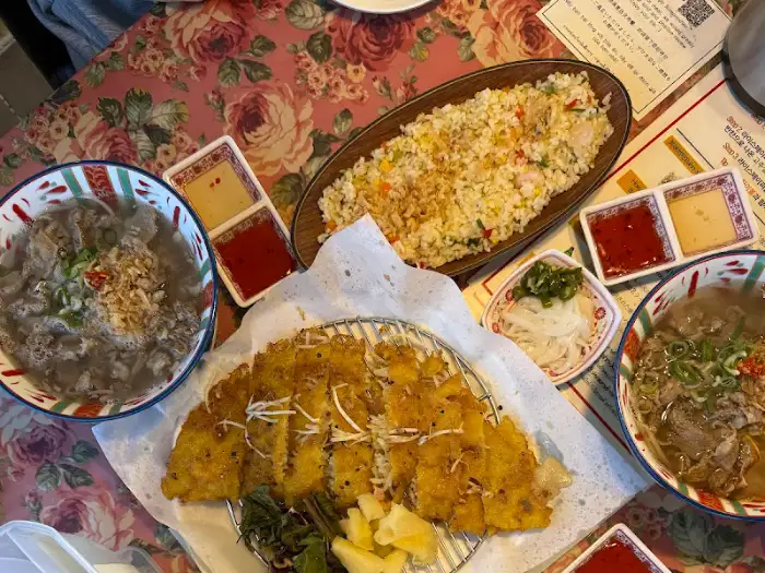 다양하게 차려진 쌀국수와 반쎄오, 볶음밥 상차림