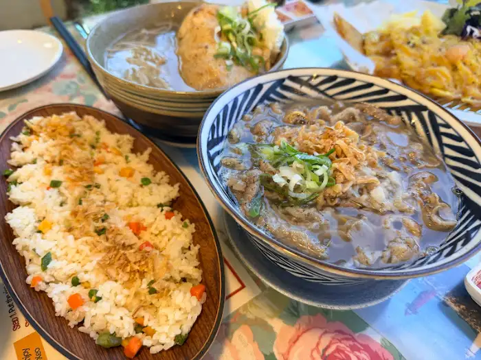 다양한 쌀국수와 볶음밥이 함께 차려진 테이블