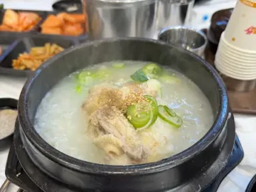 청송회관 삼계탕, 푸짐한 닭 한 마리와 맑은 국물