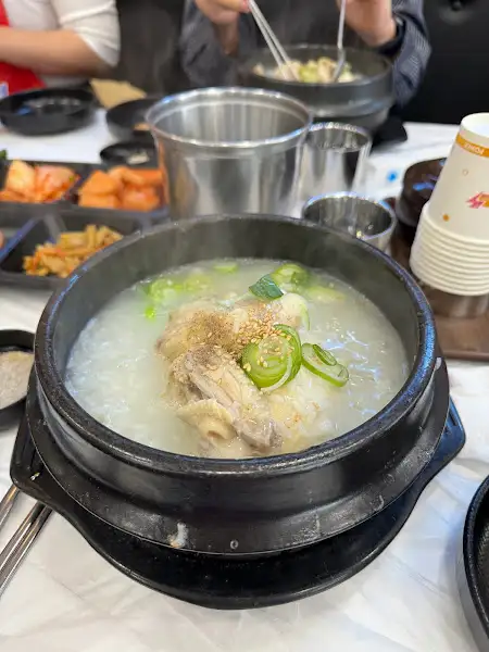 청송회관 삼계탕, 푸짐한 닭 한 마리와 맑은 국물