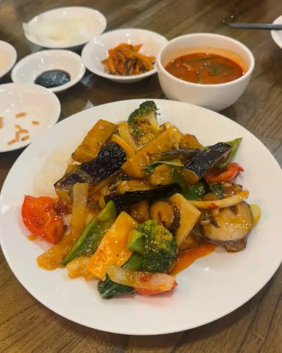 다채로운 채소와 해산물이 어우러진 요리