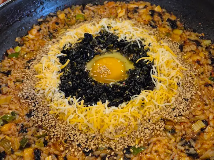 볶음밥 위에 올려진 계란과 김가루, 치즈