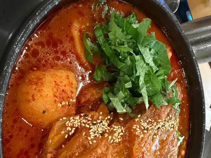 푸짐한 묵은지 찜닭 국물과 건더기