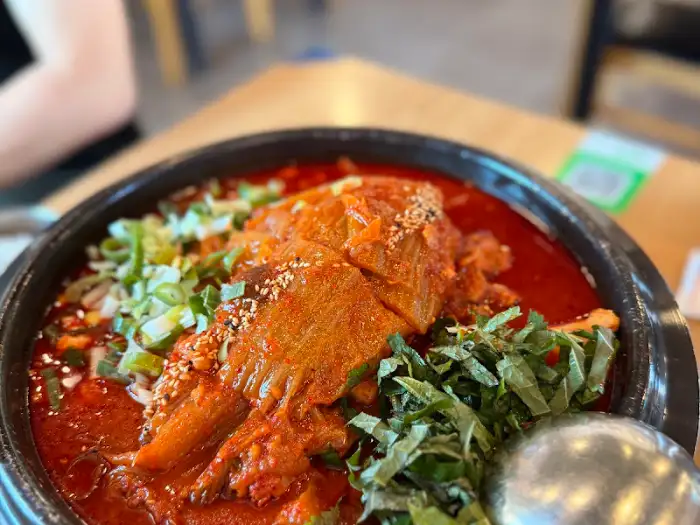 닭사부일체 이천본점의 묵은지 찜닭 메인 요리
