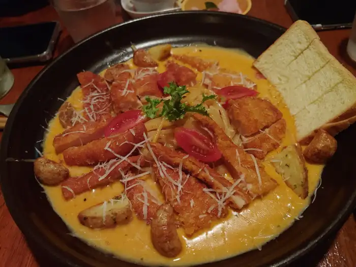 두툼한 치킨 스테이크와 다양한 채소, 소스가 어우러진 요리