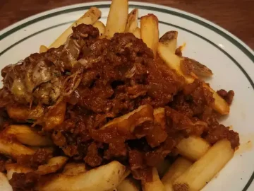 칠리 치즈 프라이와 맥주