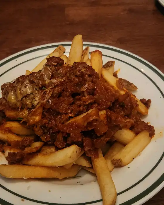 칠리 치즈 프라이와 맥주