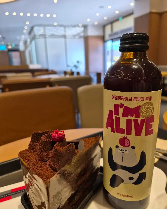 달콤한 초콜릿 케이크와 I'M ALIVE 음료