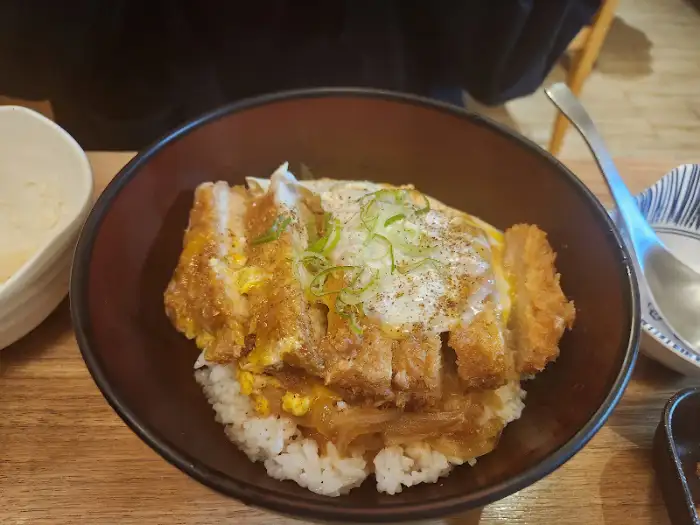 바삭한 돈까스와 부드러운 계란의 조화가 훌륭한 가츠동