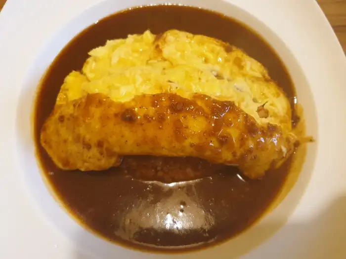 진한 국물과 함께 제공되는 최부짱의 오므라이스