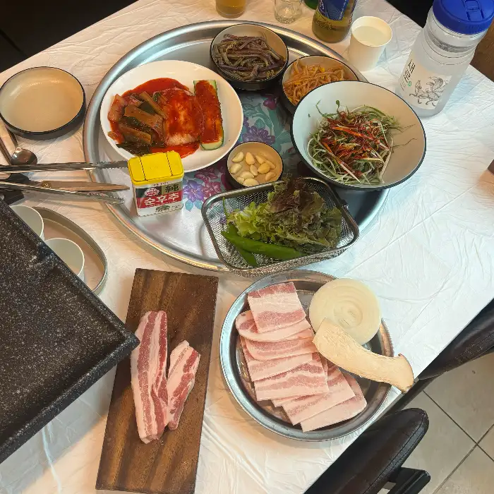 초원냉삼 상차림 푸짐한 밑반찬