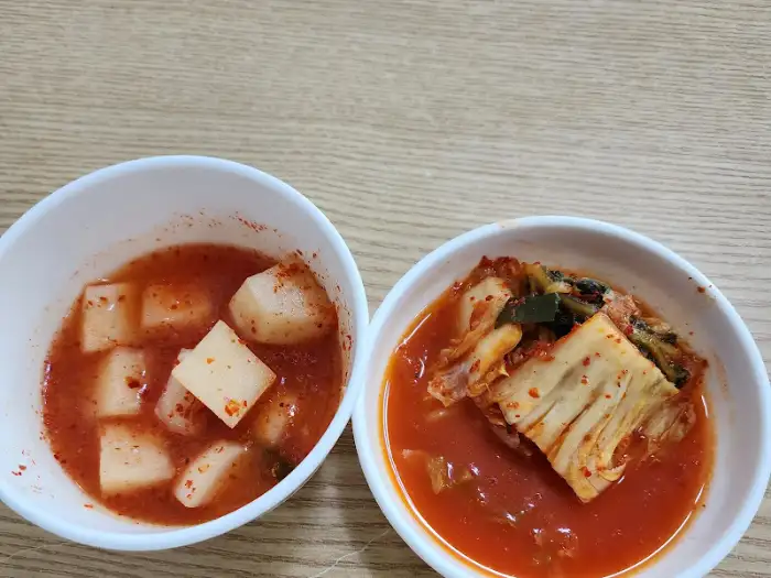 해장국집 김치와 깍두기 클로즈업