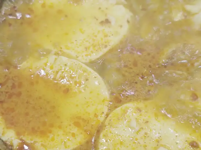 따뜻하게 끓고 있는 순두부찌개의 근접 촬영