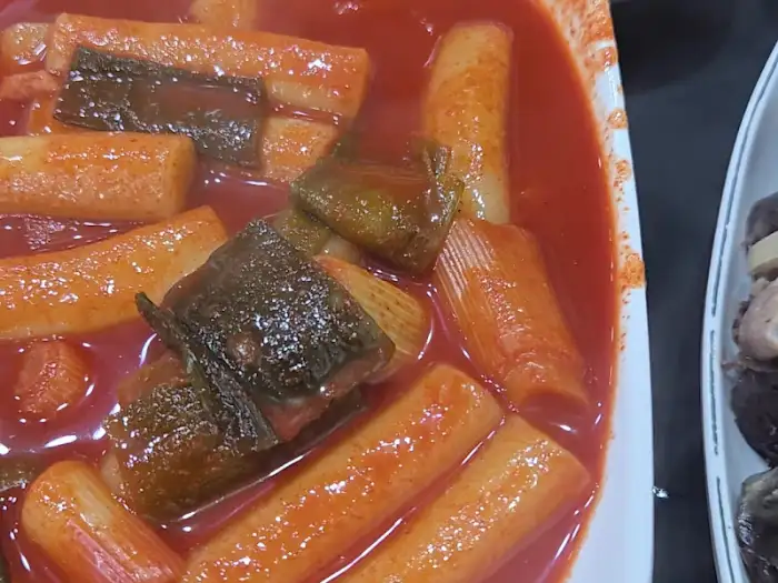 쪼매매운떡볶이의 먹음직스러운 후추떡볶이 클로즈업