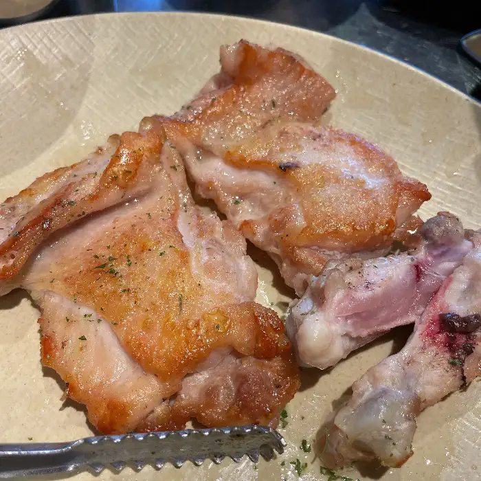 잘 익어서 먹기 좋은 크기로 잘라진 부막숯불닭갈비 포항문덕점의 닭갈비