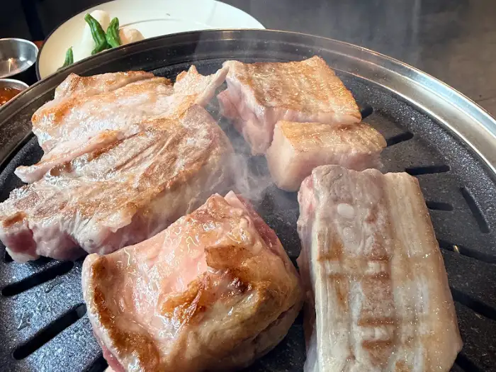 잘 구워진 삼겹살이 불판에 놓여있는 모습