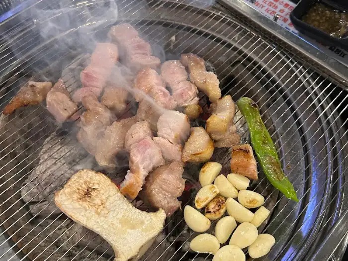 식껍 용산점 숯불 위에서 맛있게 익어가고 있는 돼지고기 모듬