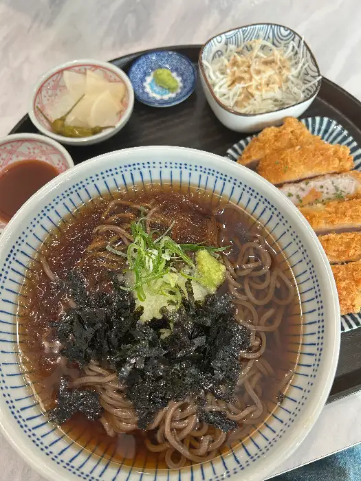 바삭한 돈까스와 함께 나오는 김치우동