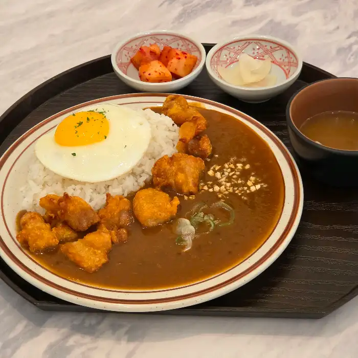 치킨 조각이 올라간 카레와 밥, 계란 프라이