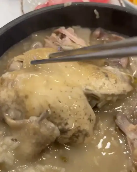 부드럽게 발라지는 닭고기