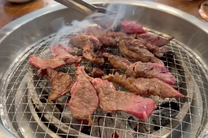 소플러스 서대전점 숯불 위에서 구워지는 신선한 소고기